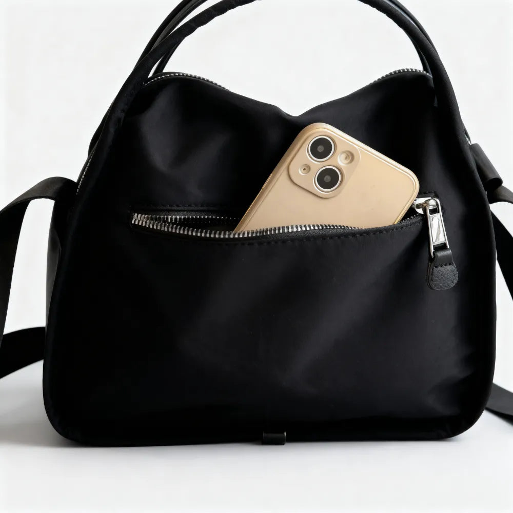 Bolsillo exterior del bolso Amalfi en negro con un móvil