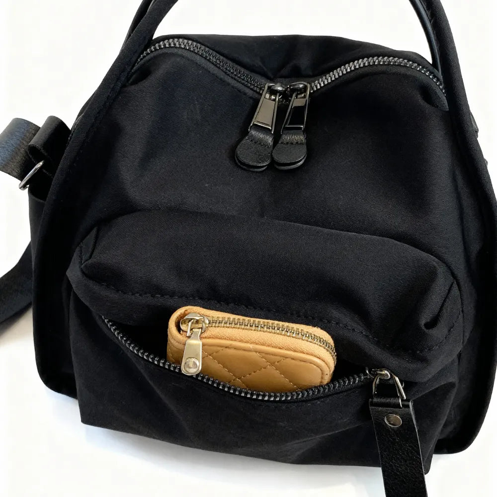 Detalle de la doble cremallera del bolso Amalfi en negro