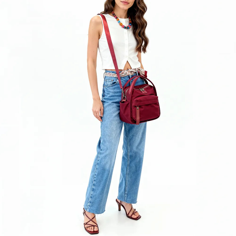 Bolso Amalfi en burdeos llevado al hombro