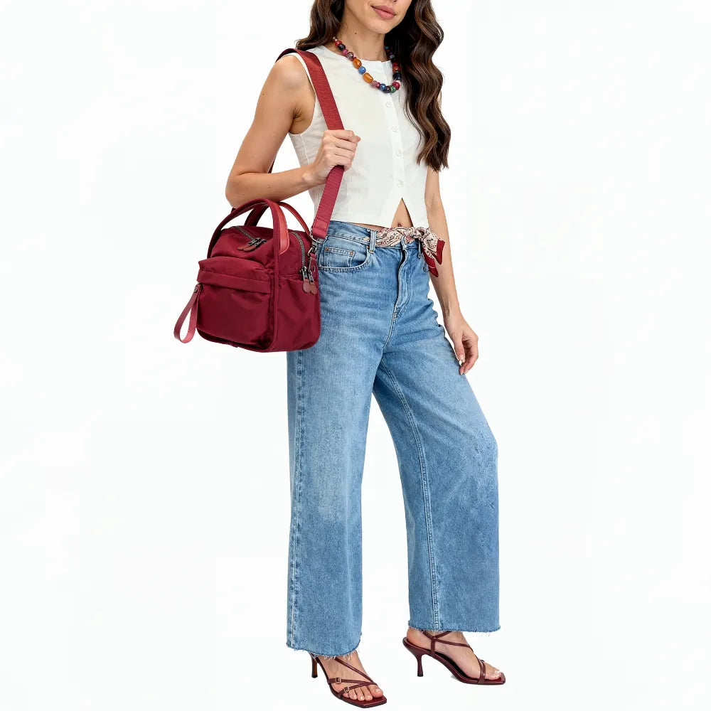 Bolso Amalfi en burdeos con vaqueros anchos