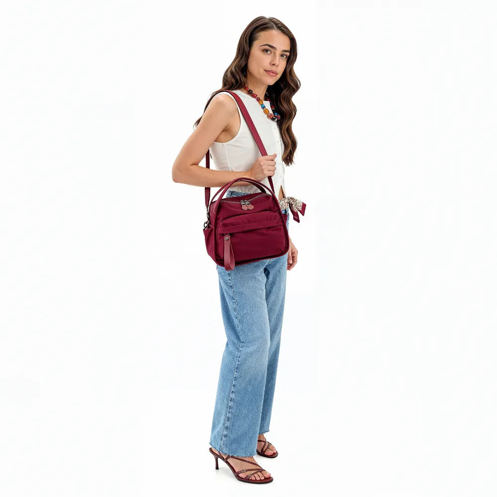 Bolso Amalfi en burdeos llevado cruzado