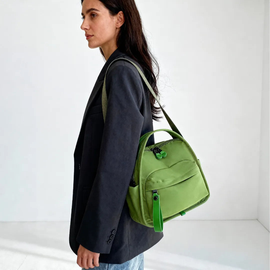 Bolso Amalfi en verde claro llevado al hombro