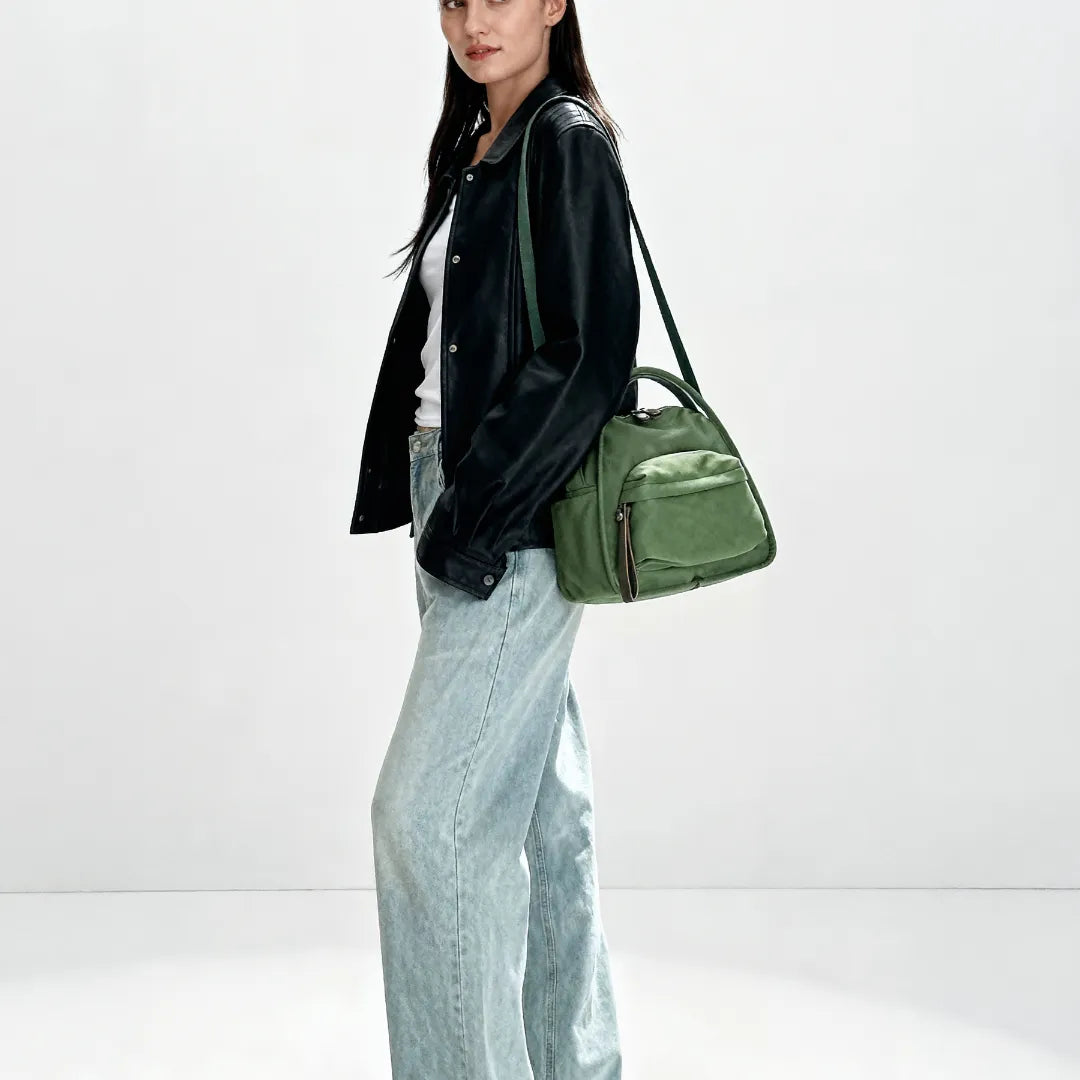 Bolso Amalfi en verde oliva con vaqueros