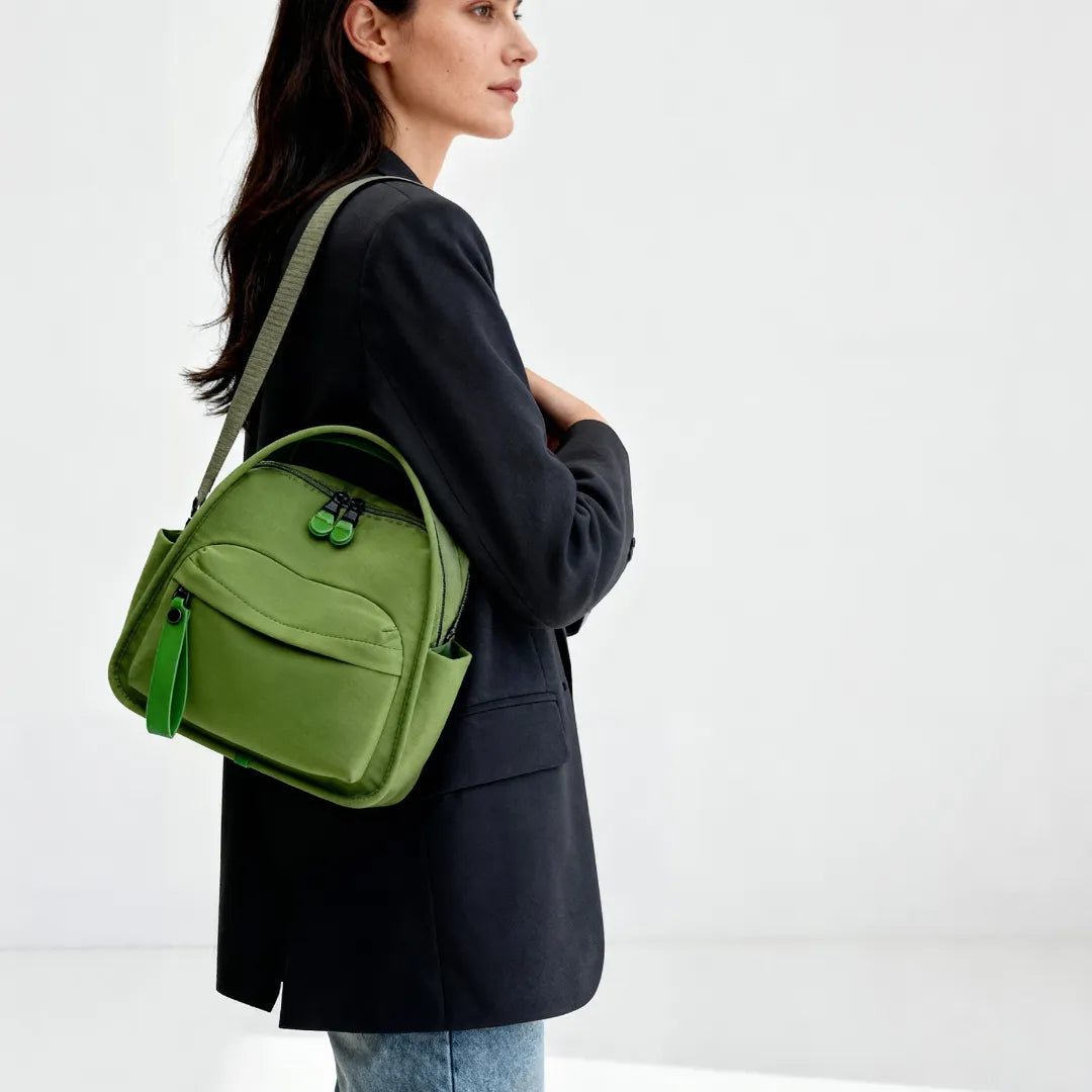 Bolso Amalfi en verde claro en look de calle