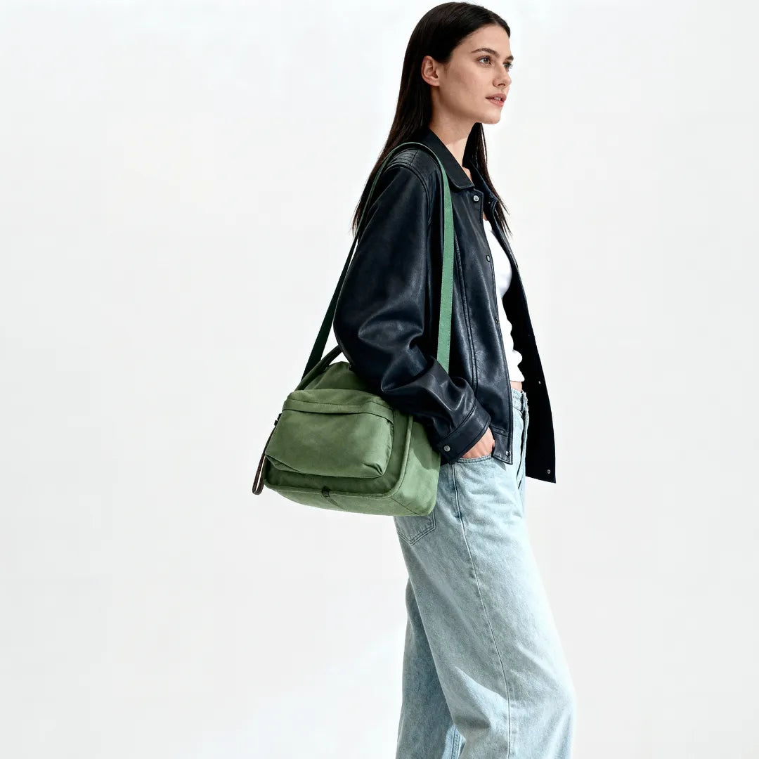 Bolso Amalfi en verde oliva llevado cruzado