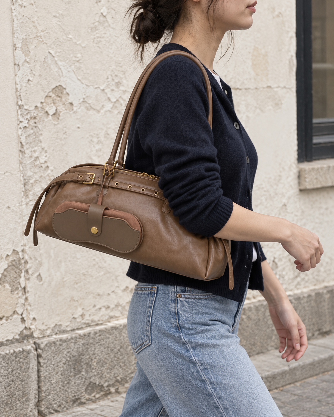 Bolso Bari topo llevado al hombro por la calle