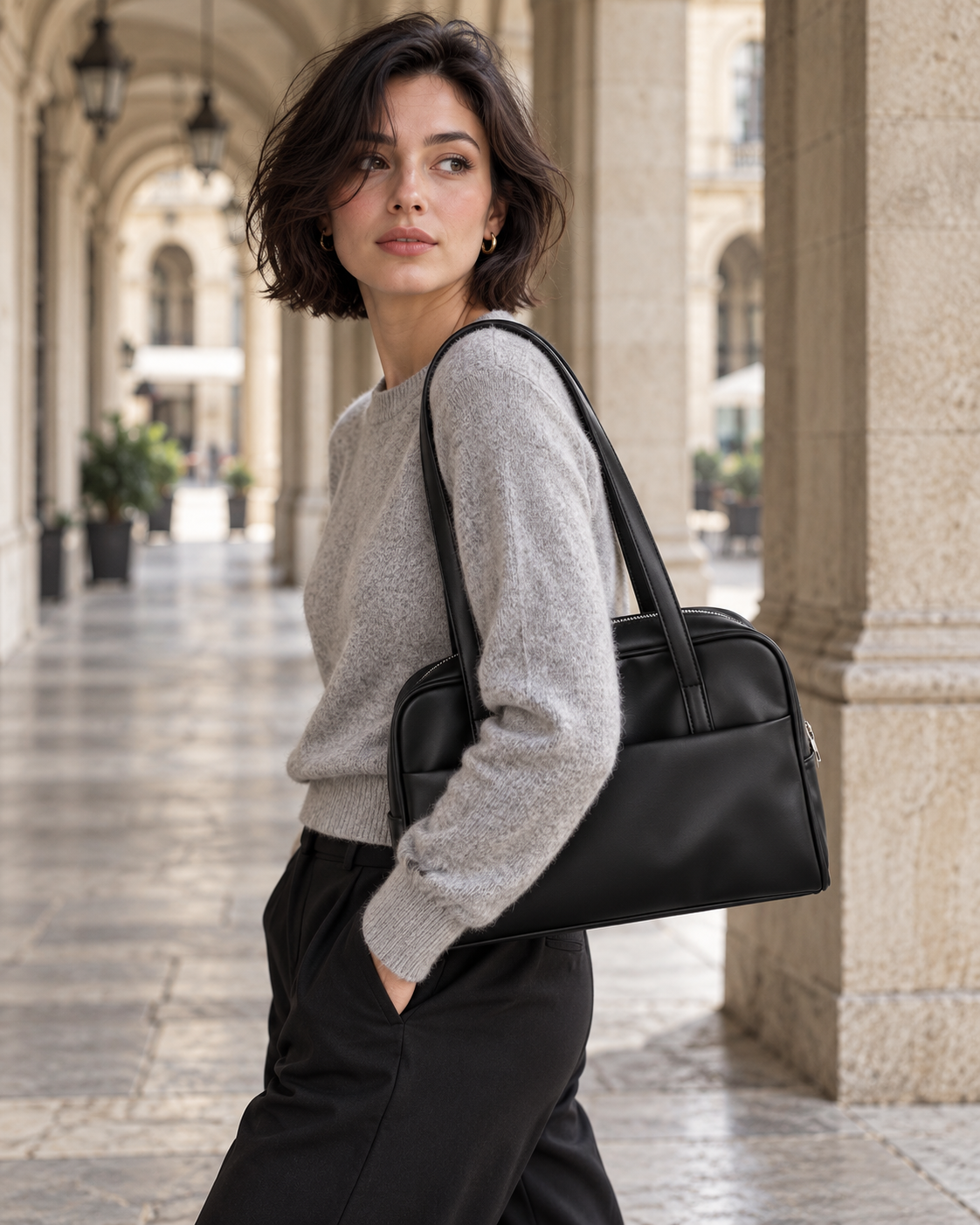 Bolso Como negro al hombro en la ciudad