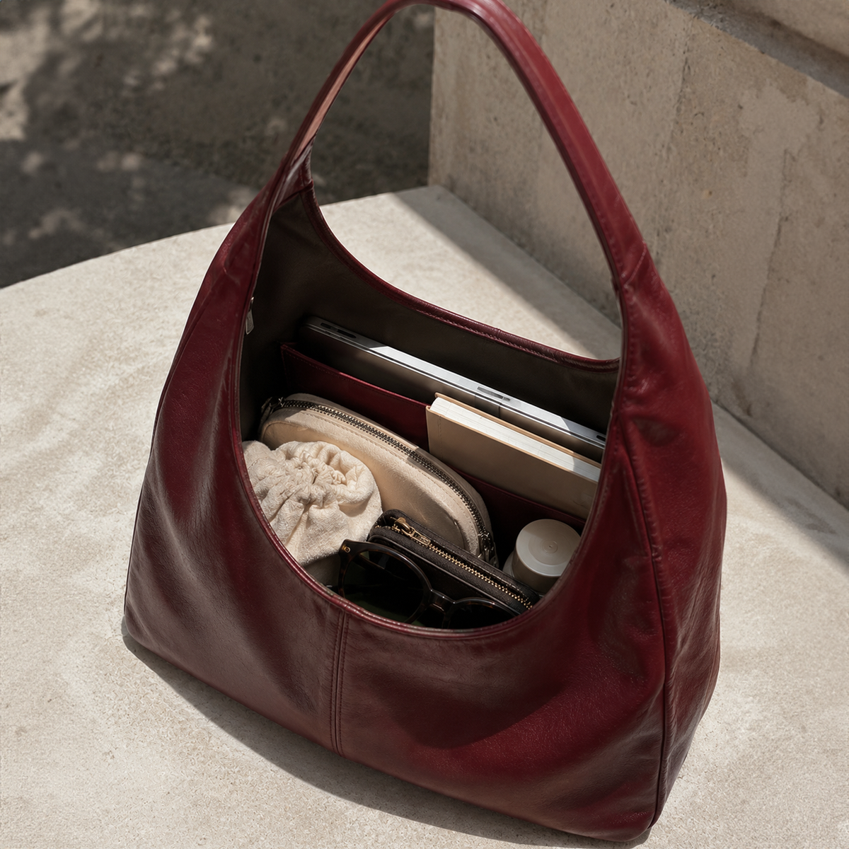 Interior del bolso Firenze rojo burdeos con los esenciales del día