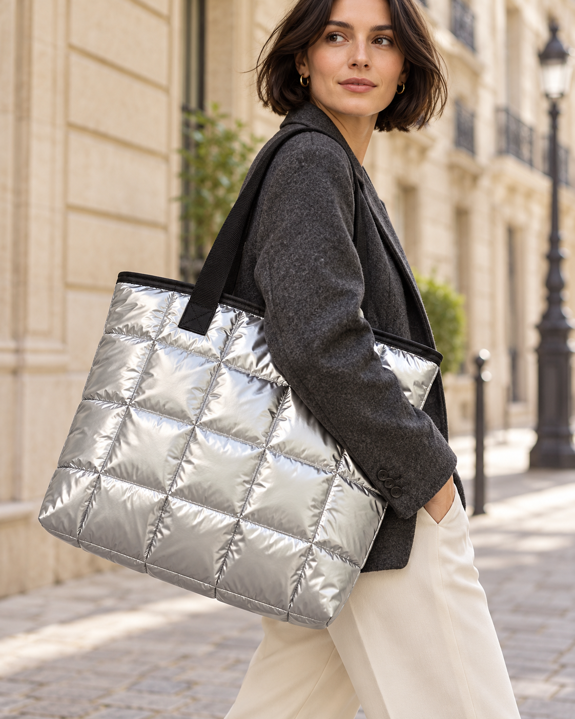 Bolso Genova plateado llevado al hombro
