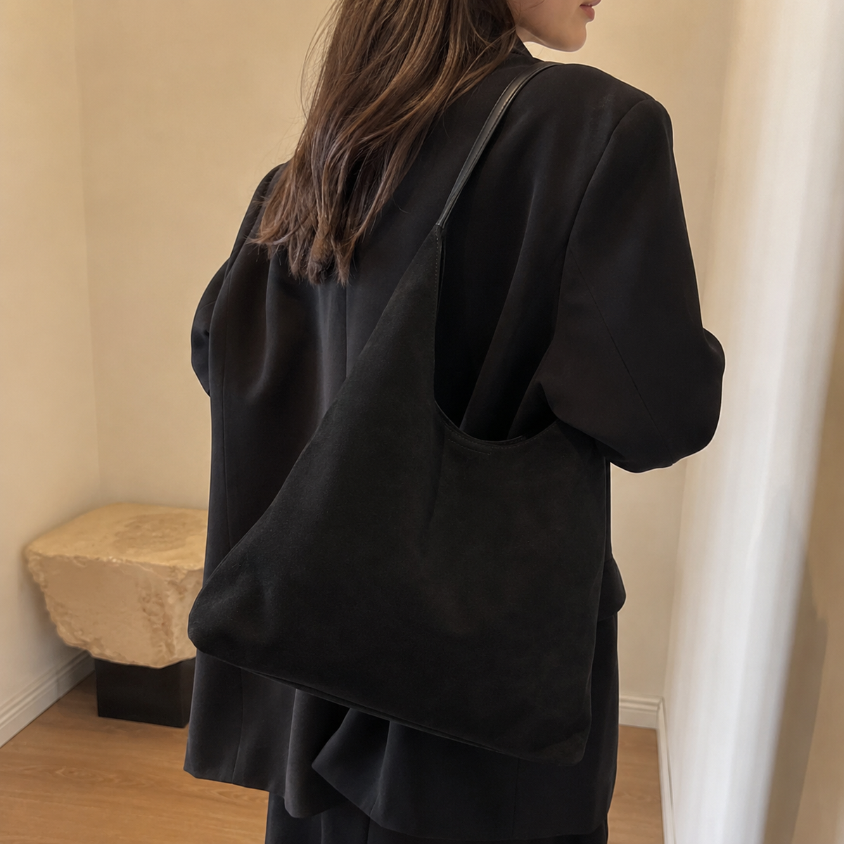 Bolso Siena en Negro visto de espaldas con jersey negro