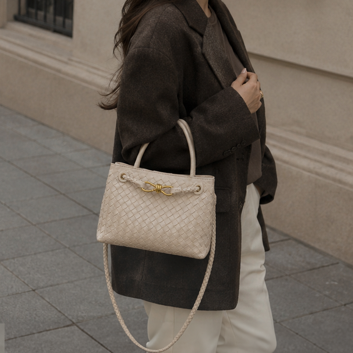 Bolso Positano en Crema en la mano, look de calle