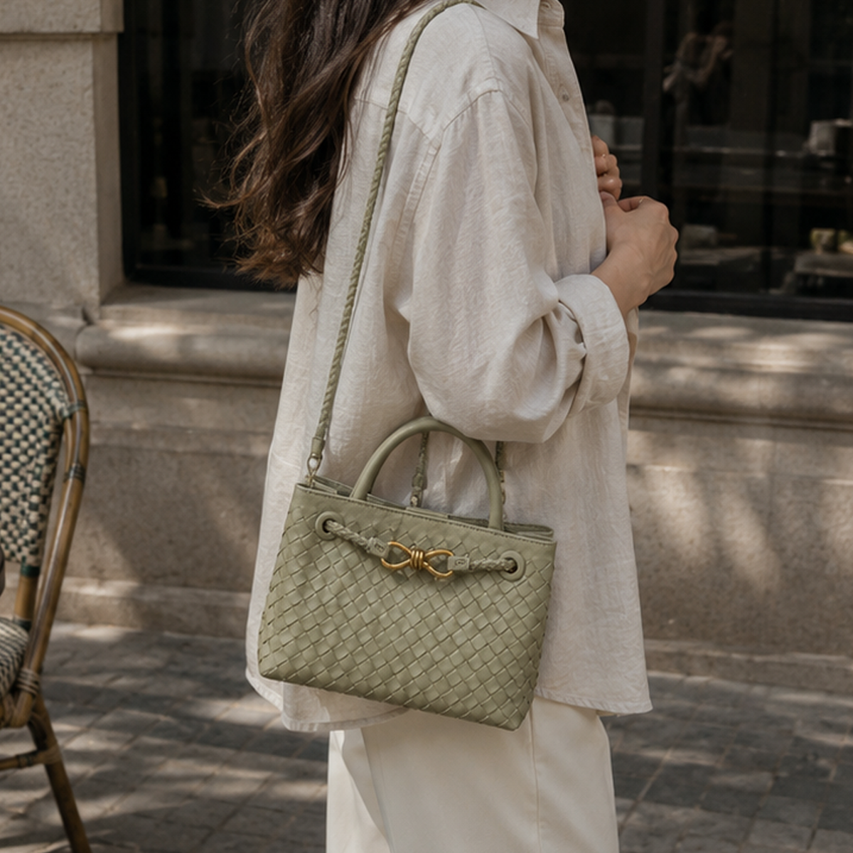Bolso Positano en Verde oliva llevado en la mano