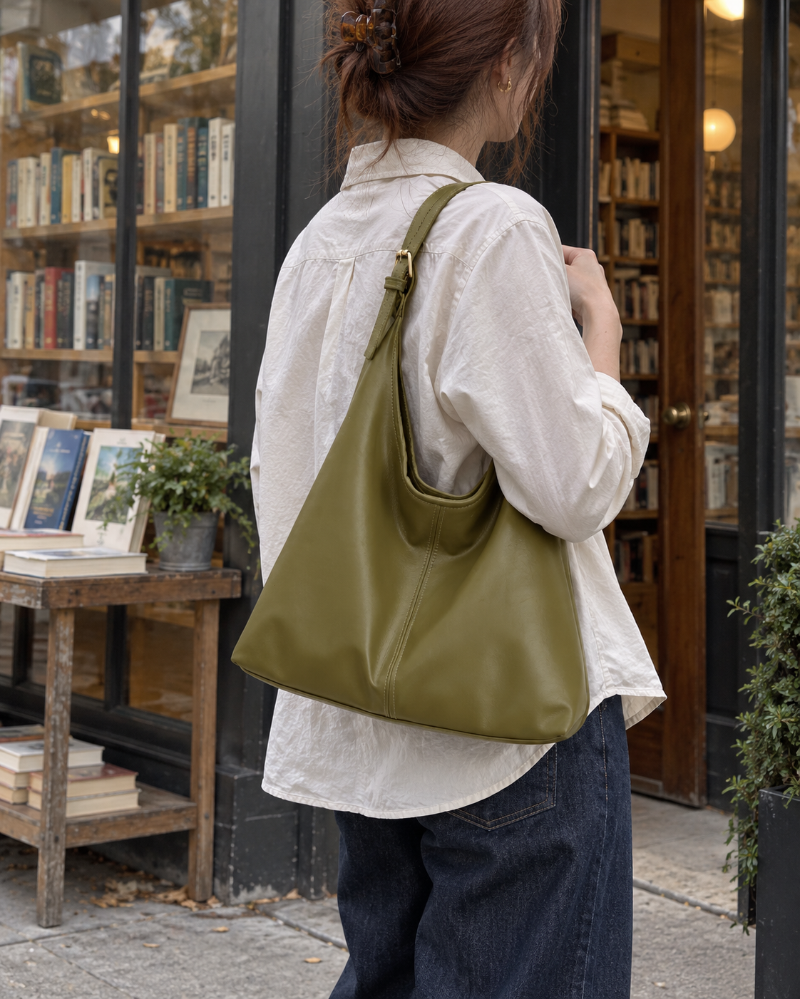 Bolso Lucca verde oliva llevado al hombro