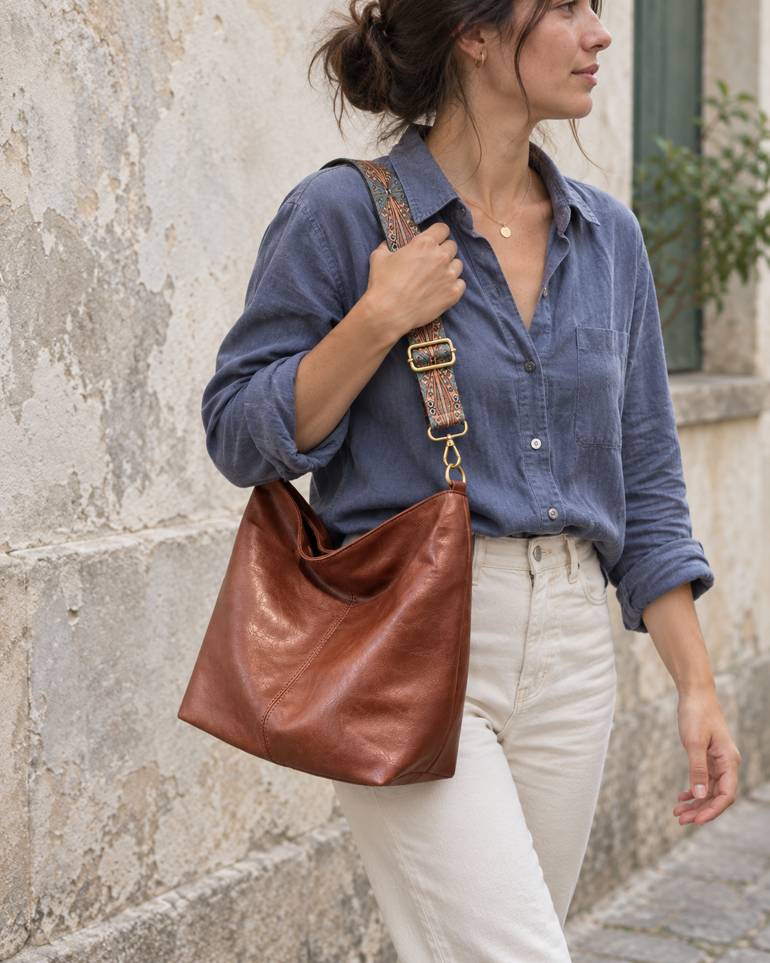 Bolso Pisa marrón llevado al hombro por la calle