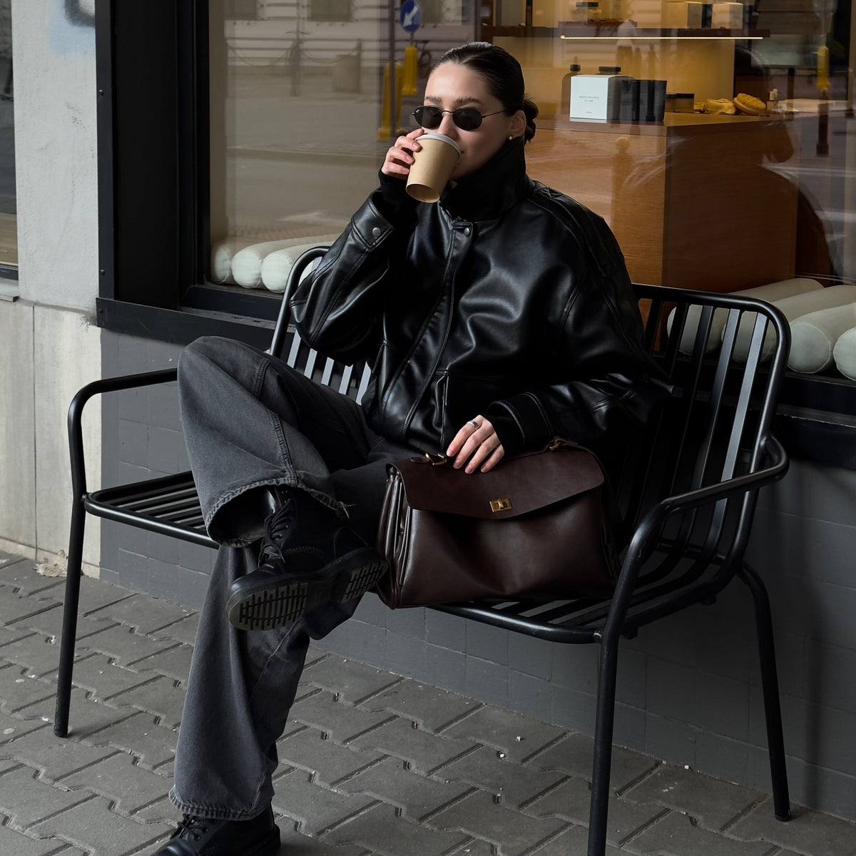 Portofino Café · con modelo sentada en la calle