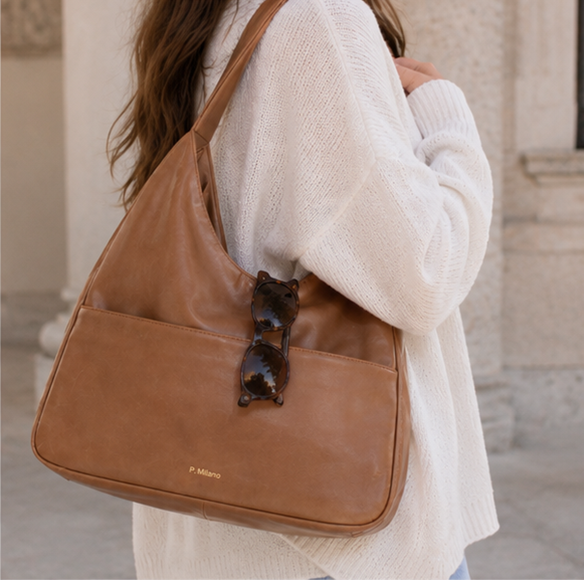 Bolso Milano en marrón terracota, al hombro con gafas de sol
