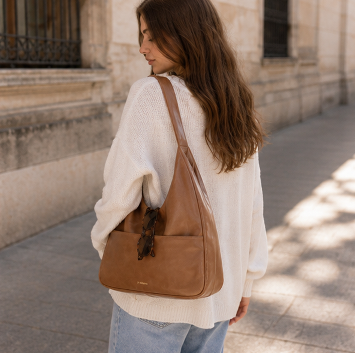 Bolso Milano en marrón terracota, de espaldas por la calle