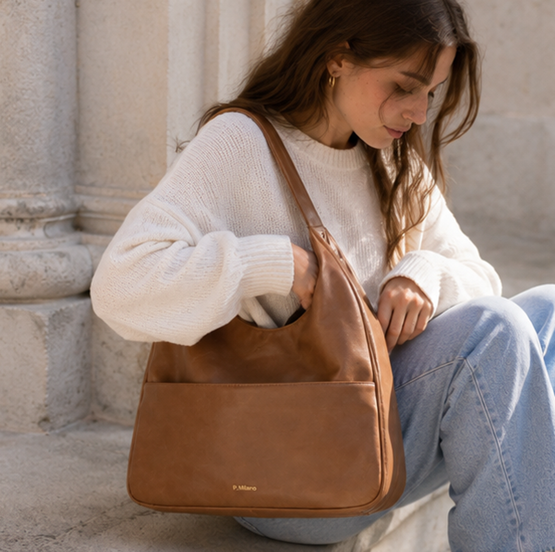 Bolso Milano en marrón terracota, sentada en la calle